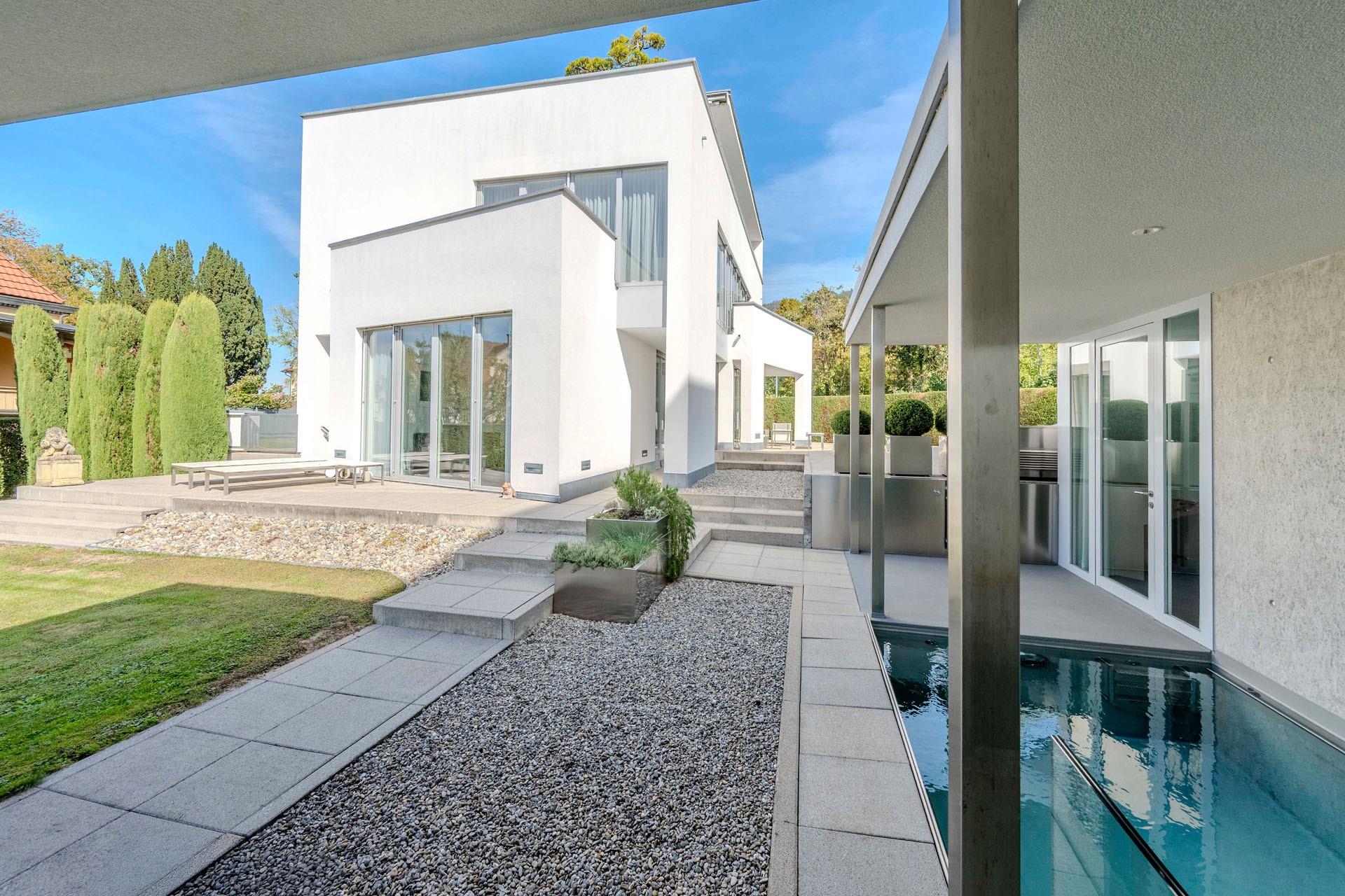 Hausansicht und Pool