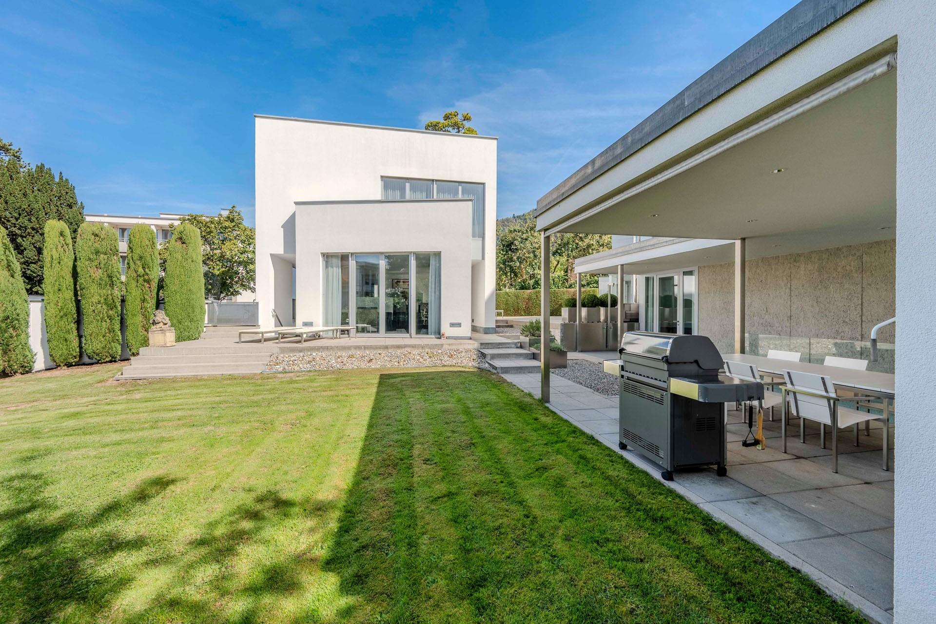 Hausansicht mit Garten