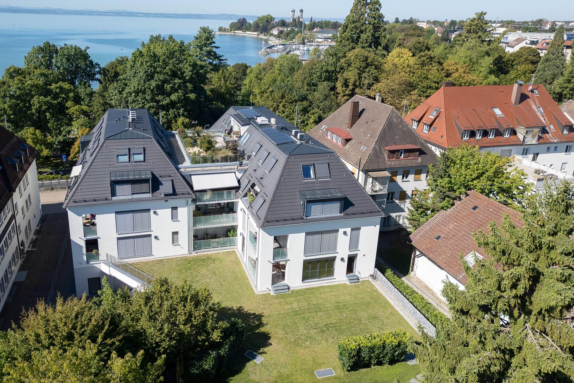 Hausansicht mit Garten